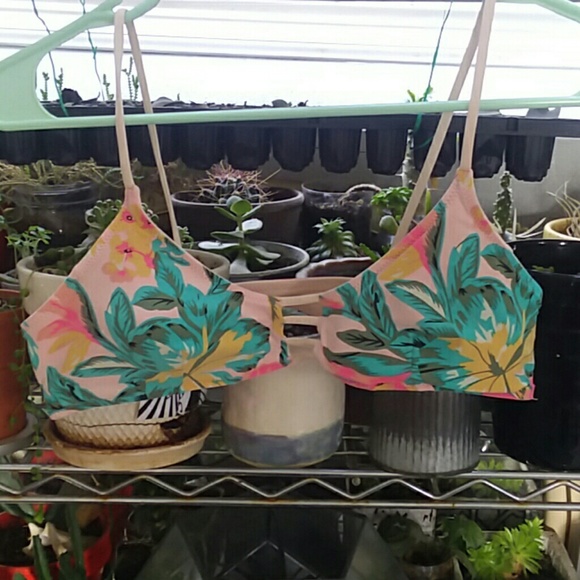 Rip Curl Other - Rip Curl floral bikini top 🌸